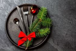 66843954-ménagère-noir-avec-décoration-de-noël-brunch-sapin-sur-la-plaque-de-fer-noir-sur-noir-ardoise-fond.jpg